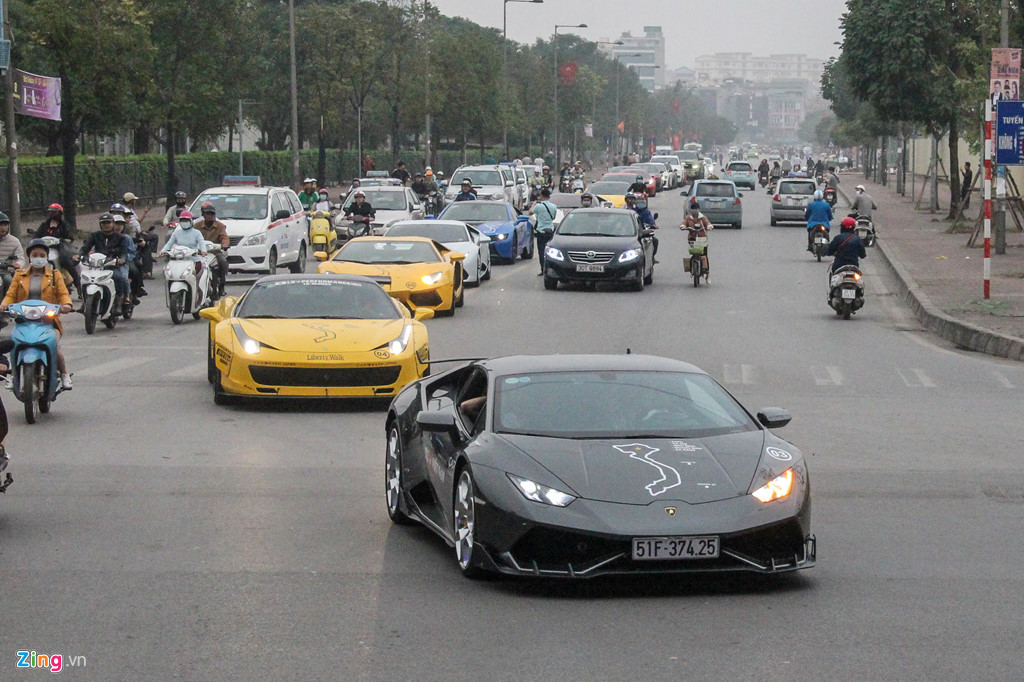 Siêu xe nối đuôi nhau trên cao tốc Hà Nội - Lào Cai